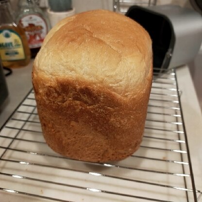 初めて焼く食パン、子ども達好みのパンにしたいなと調べていたらこちらに辿り着きました。ふわふわで甘さもあってトーストすると耳はカリサク。とっても美味しかったです♡